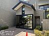 エントランス：温かみのあるエントランスは、住む人を優しく迎え、訪れる人にも心地よい印象を与える魅力的な空間です！