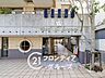 エントランス：マンションのエントランスは、住まう方々を迎える洗練された空間です。日常の出入りを快適にするための工夫がされています。