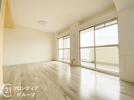 小学校徒歩10分圏内でお子様の登下校にも安心の距離。スーパー、コンビニが徒歩圏内で生活に立地です。家事動線に優れた2WAYキッチン採用!便利な食洗器付きで毎日の家事も捗ります。小寺小学校徒歩4分。