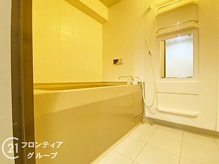 広々としたバスルームで、心地よいリラックスタイムを楽しめます。快適な空間で、日々の疲れを癒す贅沢な時間を提供します。