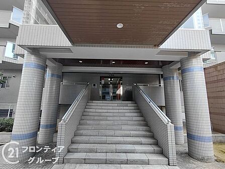 ガラス越しに差し込む光が明るく開放的なエントランスは、訪れる人を優しく迎える迎賓の空間です。高級感漂うしつらえが、プライベートな時間へと切り替わる特別な境界線として上質な日常を演出します