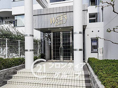 透明感のあるガラス扉が開放感を演出する、洗練された雰囲気のエントランスです!毎朝の出発も気持ちよくポジティブな気分で一日をスタートできそうです