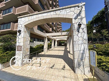 重厚感のあるアーチが迎えるエントランスは、私邸へと続く品格あるプロローグです。美しく整えられた植栽とモダンな意匠が調和し、住まう方や訪れるゲストを優雅な優しさで迎え入れます