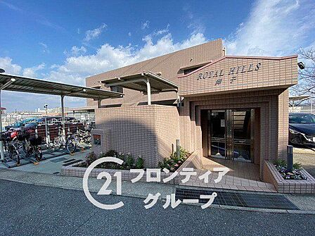 シンプルながらも存在感のあるマンション外観は、住む人を魅了し、日常に特別な時間をもたらします。都会的なデザインが魅力で、住む人に誇りを与える空間です