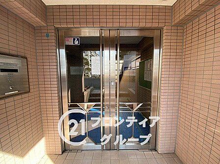 エントランスは、独特の雰囲気があり、歴史を感じさせる趣深い空間で、訪れる人に印象的な体験を提供します！