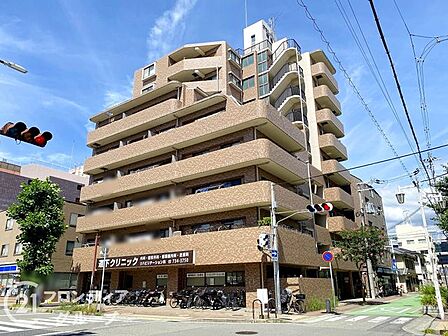 落ち着いた色調が周囲の街並みに溶け込む洗練された佇まいです。風格漂う重厚なフォルムは、住まう方のステータスを象徴するデザインですね。日々の帰り道が誇らしくなるような美しい住まいを提供します