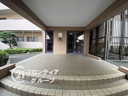 落ち着いた雰囲気のエントランスは、訪れる人に心安らぐ空間を提供し、温かく迎えてくれます!