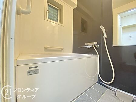 しっかり換気が出来る窓付き。湿気がこもりやすい浴室も清潔に保てます。
