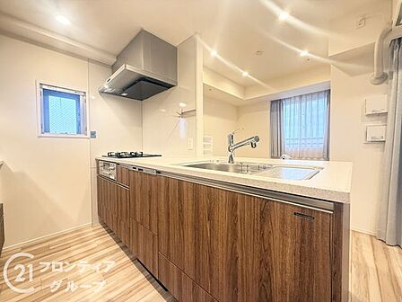 木目調のシックなデザインが空間に溶け込む、使い勝手の良いカウンターキッチンです。リビングを見渡しながらお料理を楽しめる開放的な設計で、毎日の家事時間も自然と笑顔が溢れます