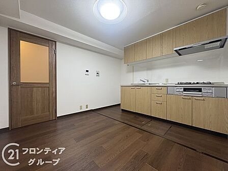 木の温もりが感じられるフローリングと、柔らかな照明が調和する広々としたリビングです。大きな窓から注ぐ光が開放感を演出し、大切な家族やゲストと穏やかな時間を共有できる品格ある空間です