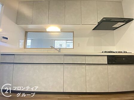 洗練された色使いのシステムキッチンは、家具のような美しさで空間に馴染みます。広々としたカウンターにより、ご家族との会話を楽しみながら軽やかに家事をこなせる機能的な設計となっています