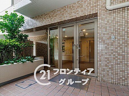 植栽の緑が心地よく迎え入れてくれる、開放感あふれるエントランスです。ガラス越しに差し込む光が空間を明るく照らし、住まう人を優しく包み込みます