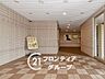 その他：奥行きのある広々としたフロアと、温かみのある照明が作り出す上質な空間！居住者様やゲストを温かく迎え入れる、ホスピタリティに満ちた共用ロビー！