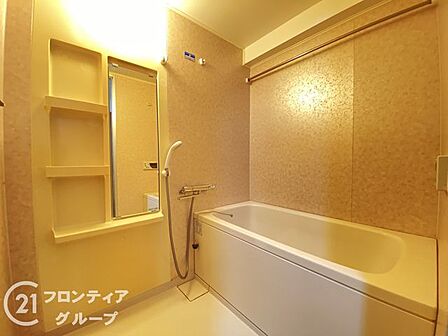 温かみのある照明が心を解きほぐす浴室は、一日の疲れを癒す究極のリラクゼーション空間です。使い勝手の良い棚やゆったりとしたバスタブが備わり、ホテルライクな贅沢なバスタイムを心ゆくまで堪能できます