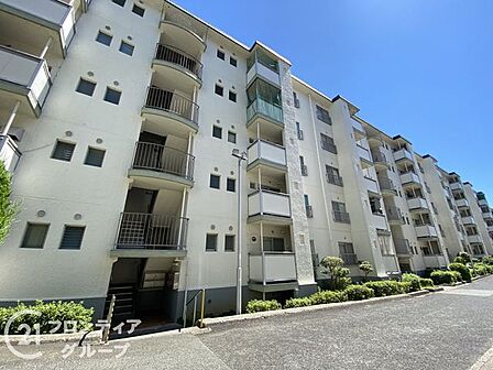 住まい選びは、価格や立地だけでなく、将来の暮らし方まで含めて考えることが大切です。今の段階で気になっていることを、まずスタッフに話してみてください。