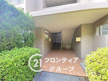 邸宅の顔にふさわしい落ち着きのある空間です。手入れの行き届いた植栽がお客様を優しく迎え、上質なプライベート空間へと導く品位ある設計が施されています