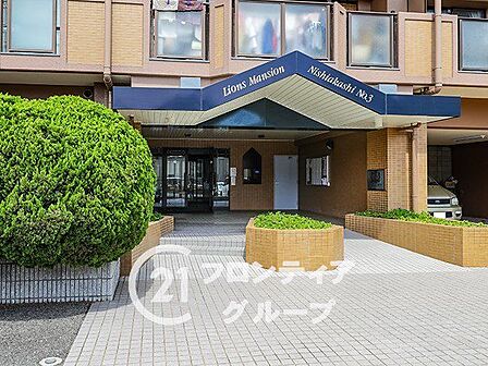広々としたアプローチは、開放感があってとても気持ちが良いですね!ベビーカーや大きな荷物を持っていてもスムーズに出入りできるゆとりの空間で、日々の暮らしがより快適になりそうです