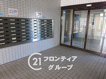 光が差し込む明るいロビーは、住民同士のちょっとした挨拶も自然と弾みそうな雰囲気ですね!いつも綺麗に清掃されているので、大切なお客様を自信を持ってお招きできるのが嬉しいポイントです