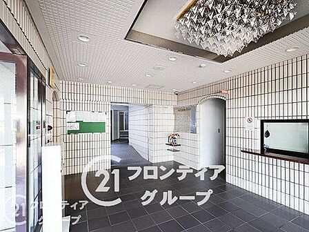 必要最低限の設備が整ったロビーで、実用性を重視した空間です
