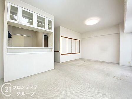 大きな窓から自然光が注ぎ込む、開放感たっぷりのリビングダイニングです。カウンターキッチンからは家族の様子を見守ることができ、上質な家具が映える広々とした間取りが自慢です