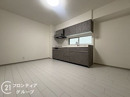 開放感あふれるリビングは、明るい色調のフローリングが心地よい空間を演出します。家族が自然と集まり、穏やかな時間を共有できるゆとりある広さを確保しています