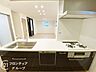 キッチン：白を基調とした清潔感あふれるワイドなキッチンスペースです！使い勝手の良さそうなワークトップでお料理の時間がもっと楽しみになりますね