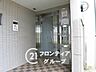 その他：白を基調とした明るいロビーが、心地よい空間を演出していますね！日々の暮らしに安らぎとゆとりをもたらす、洗練されたデザインです