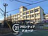 周辺：神戸市立小束山小学校 徒歩13分。 1020m