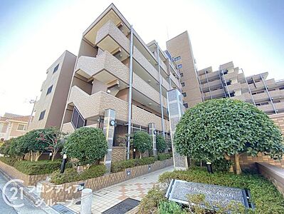 外観:丁寧にお手入れされた植栽とスタイリッシュな外観フォルムが重なり合う美しい眺望!明るい光に包まれたエントランスへと続くアプローチは豊かな暮らしを予感させます 外観:丁寧にお手入れされた植栽とスタイリッシュな外観フォルムが重なり合う美しい眺望!明るい光に包まれたエントランスへと続くアプローチは豊かな暮らしを予感させます