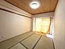 寝室：南西向きの６帖和室の落ち着いた空間となり陽当たりも良好です♪室内は大変きれいです♪