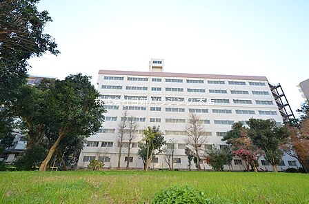☆西武新宿線「中井」駅歩8分☆専用庭付のお部屋です