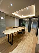 【デザインセットアップオフィス】受付・会議室等内装造作済／執務室以外の一部什器設置済み。