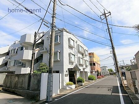 スーパーやコンビニ徒歩圏内で便利な立地。