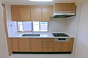 コンロ新調済。採光と換気に便利な窓付きキッチンです。