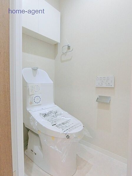 便座交換済みで清潔感のあるトイレです。