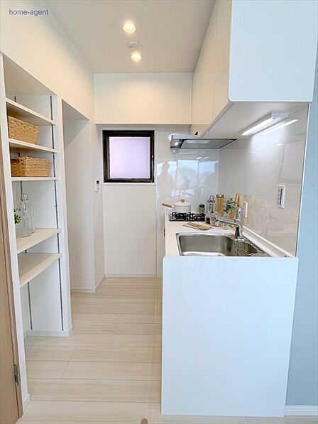 使い勝手の良いシステムキッチン。食洗器付きで家事もラクラクですね。