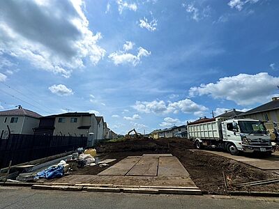 外観：緑が豊かな自然のエネルギーに満ちた環境です。太陽の恵みと、吹き渡る風を感じながらの心地よい暮らし。心に余裕をもたらす快適住宅。美しい街並みと穏やかな住環境でやすらぎの暮らしを叶えます。  