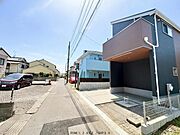 東側道路に面し、やわらかな自然光が差し込む明るい住環境。風通しも良く、心地よい暮らしを叶えます。周辺環境も整っており、安心して暮らせる立地です。 