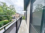 2部屋から出入りできるワイドバルコニー。ゆとりある広さで、風や光を感じながら心地よい時間を過ごせます。 