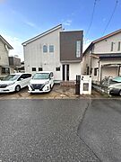 前面道路は6ｍの幅があり、車の出し入れもスムーズに行える落ち着いた佇まいの住まいです 