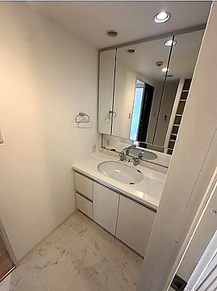 整然とした佇まいと機能的なデザインが調和し、住まう人の毎日を穏やかに整えてくれる場所です