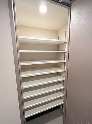 ＊可動棚を備え...
