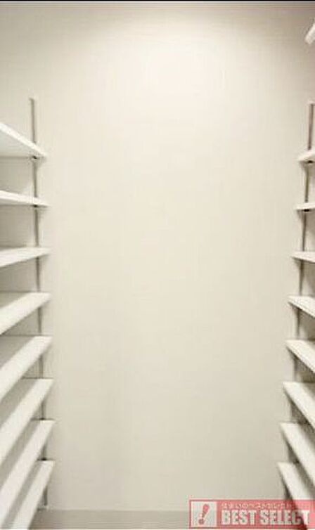 ＊靴や小物類もスッキリと収納できる可動棚を備えたシューズクローク＊