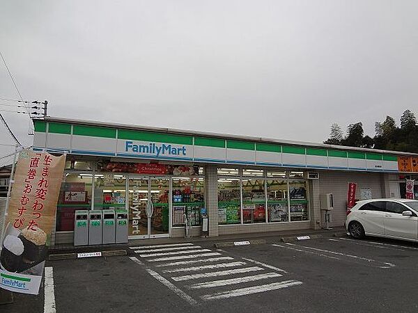 画像12:ファミリーマート／直方感田店 (227m)