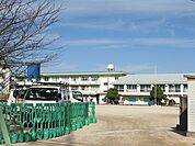 上津役小学校(500m)
