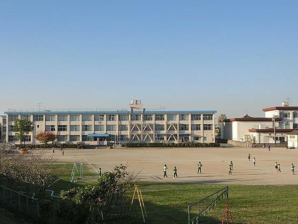 画像13:中間市立中間小学校(620m)