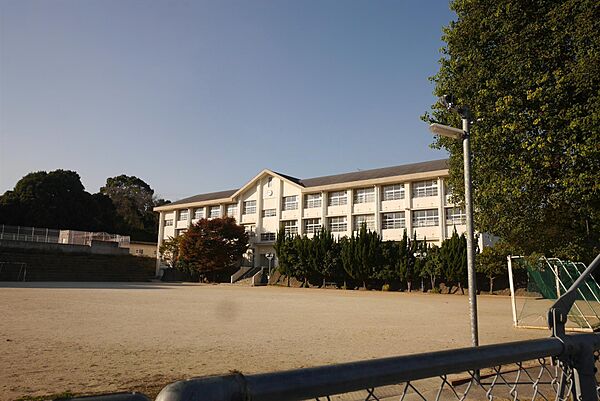画像15:直方西小学校(700m)