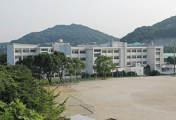 画像14:水巻町立水巻中学校(1、680m)