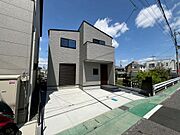 【外観写真】■建物北西側は遮るものが無いため、視界がひらけていて開放的です■緑あふれる住宅街