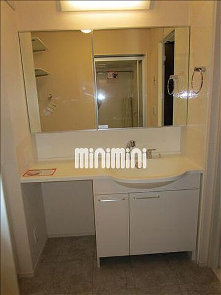 画像9:大きな鏡付の洗面台です。
